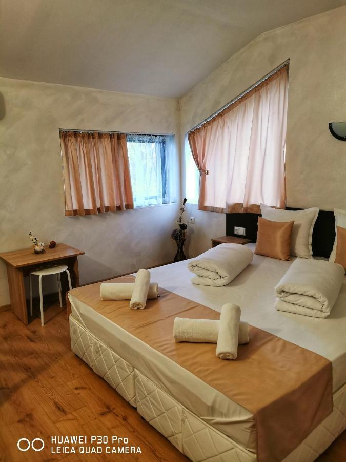 Hotel Swiss Шумен Екстериор снимка